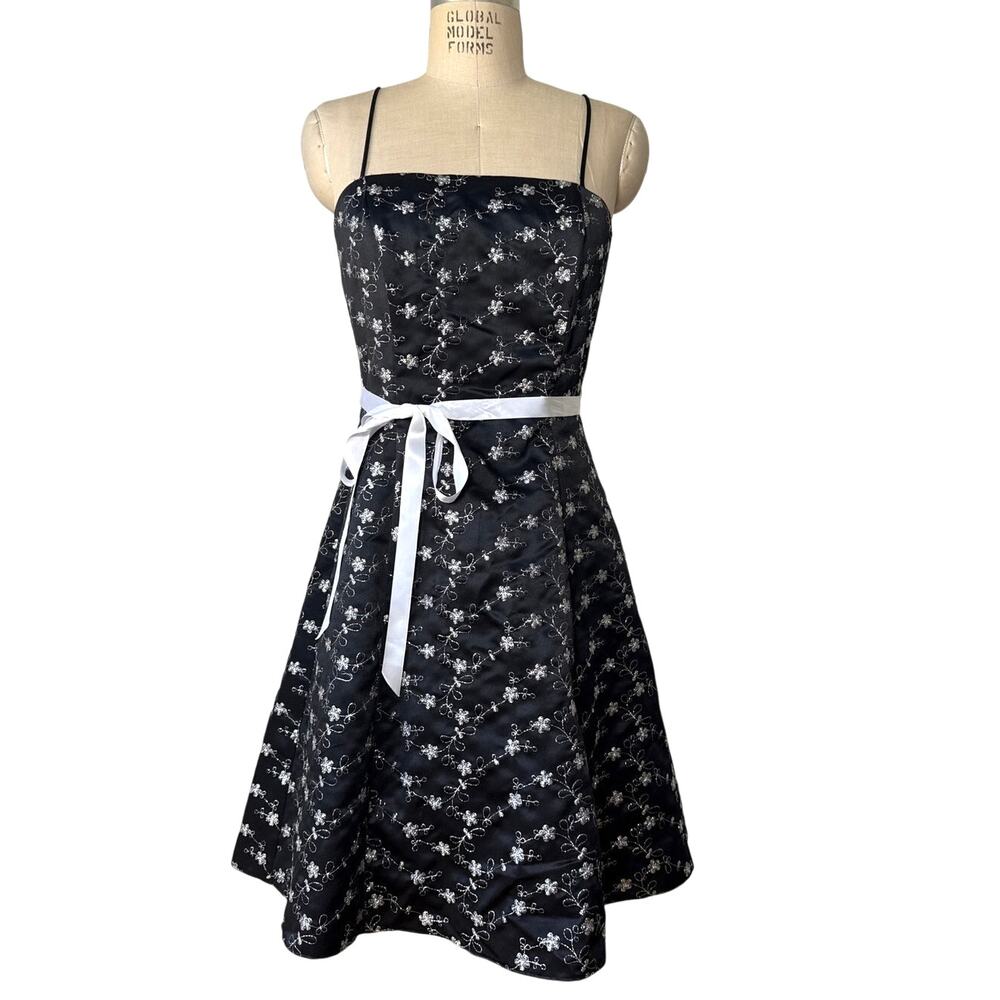 Roberta Vintage 90s Cocktail Dress in Black Silver Embroidery Size 9/10 Party